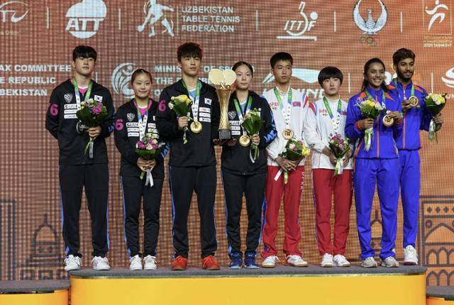 1일(현지시간) 우즈베키스탄 타슈켄트에서 열린 아시아탁구연합 주니어선수권 대회 19세 이하 부문에서 함께 시상대에 오른 남북 선수들. ATTU 홈페이지