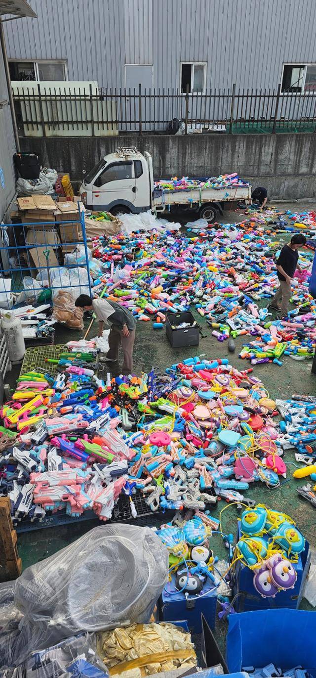 플라스틱 장난감 등을 기부받아 재활용하는 사단법인 트루의 박준성 사무총장이 7일 자신의 페이스북에 올린 최근 열린 워터밤 축제에서 사용된 후 버려진 물총들을 트루의 활동가들이 정리하는 사진. 박준성 페이스북