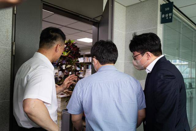 김건희 여사와 관련한 의혹을 수사하는 민중기 특별검사팀이 8일 압수수색을 위해 국회 의원회관 윤상현 의원 사무실로 들어가고 있다. 뉴스1