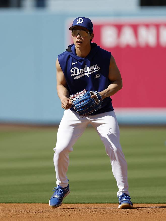 <yonhap photo-4753=""> LOS ANGELES, CALIFORNIA - MAY 13: Hyeseong Kim #6 of the Los Angeles Dodgers during infield practice before the game against the Athletics at Dodger Stadium on May 13, 2025 in Los Angeles, California. Harry How/Getty Images/AFP (Photo by Harry How / GETTY IMAGES NORTH AMERICA / Getty Images via AFP)/2025-05-14 08:30:42/ <저작권자 ⓒ 1980-2025 ㈜연합뉴스. 무단 전재 재배포 금지, AI 학습 및 활용 금지></yonhap>