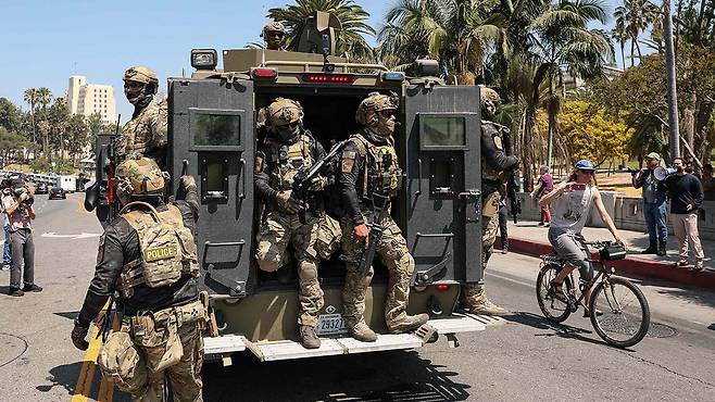 7일(현지시간) 미 LA 시내 맥아더 공원에 나타난 주 방위군 병력