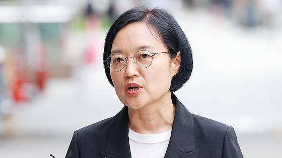 한성숙 중소벤처기업부 장관 후보자가 지난달 24일 서울 영등포구 여의도 삼희익스콘벤처타워에 마련된 인사청문회 준비 사무실로 출근하며 취재진 질문에 답하고 있다. 연합뉴스