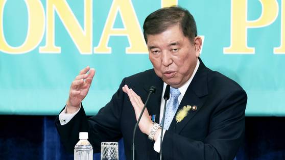 2일 일본 도쿄에서 열린 일본내셔널프레스클럽 토론회에서 이시바 시게루 일본 총리가 발언하고 있다. AP=연합뉴스