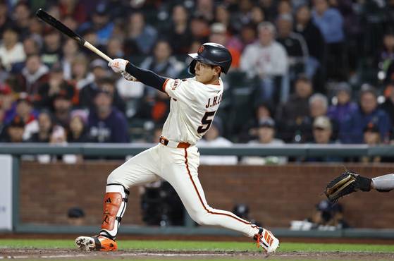 8회 야수 선택으로 쐐기 타점을 기록하는 이정후. EPA=연합뉴스