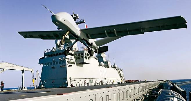 작년 11월 해군이 동해상에서 기동중인 수송함(LPH) 독도함 갑판에서 무인기를 이륙시키는 시험을 진행했다. / 사진=해군 제공