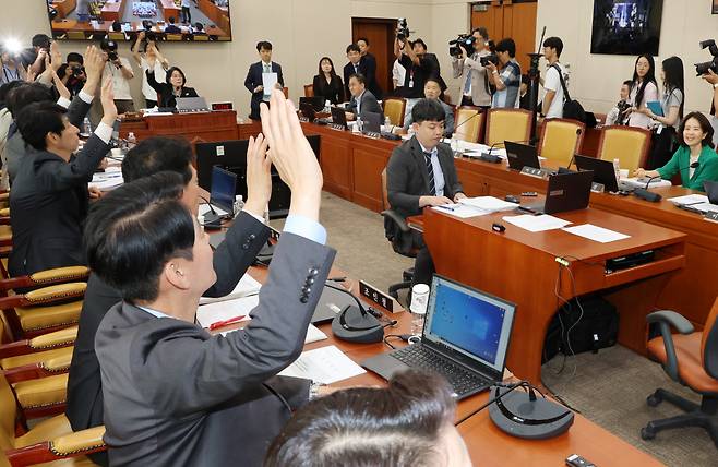 국힘 “정권 잡았으니 방송도 우리 것이라 해라” 항의 공영방송 지배구조 개편을 골자로 하는 이른바 ‘방송 3법’이 7일 국회 과학기술정보방송통신위원회에서 여당인 더불어민주당 주도로 통과되고 있다. 박민규 선임기자