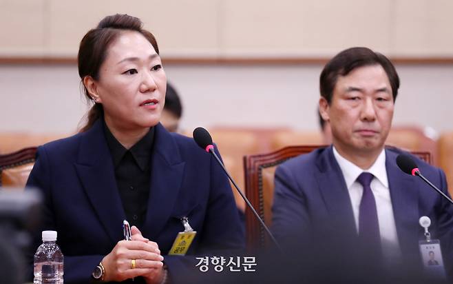 김건희 여사의 ‘공천 개입 의혹’을 제보한 강혜경(왼쪽)씨가 지난해 10월21일 국회 법사위 국정감사에 증인으로 출석해 의원질의에 답하고 있다. 박민규 선임기자