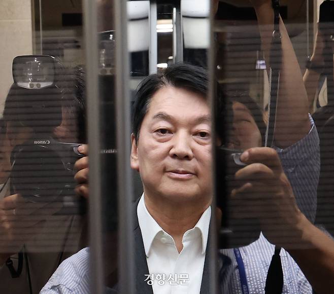 안철수 국민의힘 의원이 지난 7일 국회 소통관에서 긴급 기자회견을 열고 혁신위원장을 내려놓고 당 대표에 출마하겠다고 선언한 뒤 승강기에 오르고 있다. 박민규 선임기자