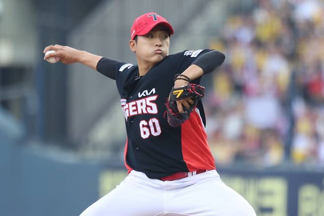 KIA 투수 김도현이 지난달 28일 서울 잠실야구장에서 열린 LG와의 원정 경기에 등판해 역투하고 있다. KIA 타이거즈 제공