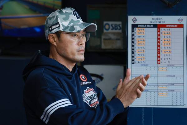 8일 조성환 두산 베어스 감독 대행이 ‘감독 대행 자격’으로 부산 사직구장을 찾은 소회를 전했다. 사진은 지난달 경기 중 박수를 치는 모습. 연합뉴스