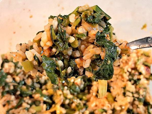 열무김치와 고추장을 비빈 열무 비빔밥.