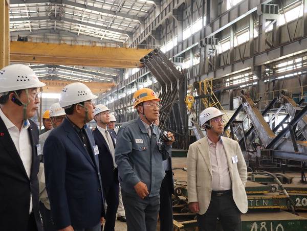 지난 3일 부산 강서구 오리엔탈정공에서 열린 ‘CTO와의 만남’에서 박세철(앞줄 왼쪽 세 번째) 오리엔탈정공 회장과 이수태(맨 왼쪽·CTO평의회 의장) 파나시아 회장 등이 해상 크레인 생산 현장을 살펴보고 있다. 부산과학기술협의회 제공