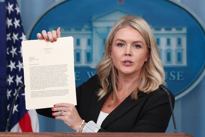 캐럴라인 레빗 백악관 대변인이 7일(현지시간) 브리핑에서 도널드 트럼프 미국 대통령이 이시바 시게루 일본 총리에게 보낸 서한을 보여주고 있다. 연합뉴스