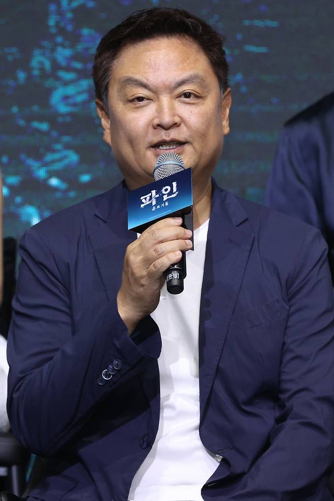 디즈니+ 시리즈 ‘파인: 촌뜨기들’ 연출을 맡은 강윤성 감독. 연합뉴스