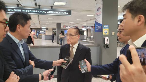 위성락 국가안보실장이 6일(현지시간) 미국 워싱턴DC 인근 덜레스 국제공항에서 특파원들을 만나 미국과 협의 계획에 대해 설명하고 있다. 연합뉴스