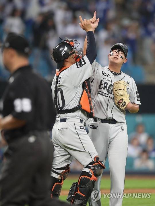 승리 후 마무리투수 김서현과 포수 이재원이 기뻐하고 있다. / 사진=연합뉴스