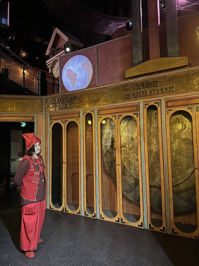 산타가 세계로 순간이동하는 엘레베이터에 대해 엘프(직원)가 설명 중이다. /사진= 강예신 기자