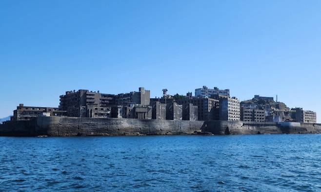 '군함도'로 불리는 일본의 하시마섬. 군함도는 일본 나가사키현 인근에 위치한 소규모 섬이다. 1940년대 일제강점기 일본 정부와 기업은 조선인들을 대규모로 강제 징용해 군함도의 해저 탄광 등에서 일하게 했다. 관련 역사 자료에 따르면 약 800명의 조선인이 징용돼 122명이 숨졌다는 기록이 있다. / 사진=뉴스1