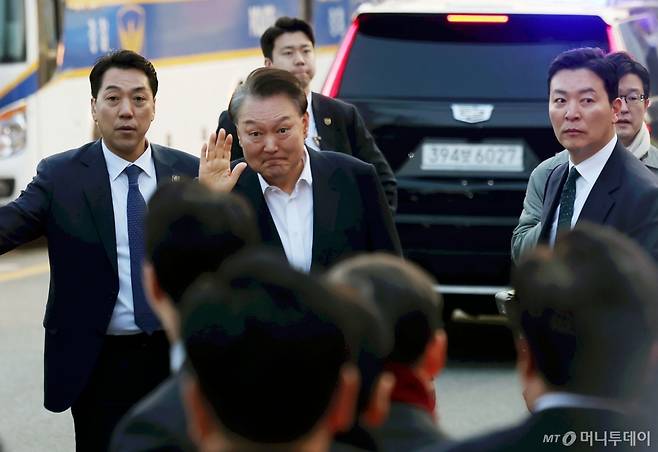 석방된 윤석열 대통령이 8일 오후 경기 의왕시 서울구치소 앞에서 지지자들에게 인사하고 있다. 윤 대통령 오른쪽은 김성훈 경호처 차장. 2025.03.08. yesphoto@newsis.com /사진=홍효식