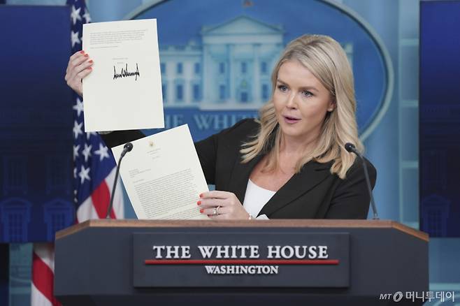 캐롤라인 레빗 백악관 대변인이 7일(현지 시간) 백악관에서 브리핑하면서 도널드 트럼프 미국 대통령이 이재명 대통령에게 보내는 서한을 들어 보이고 있다. 트럼프는 이 대통령에게 보내는 서한에서 "2025년 8월 1일부터 한국에서 수입하는 모든 제품에 대해 기존의 부문별 관세와는 별도로 25%의 관세를 부과할 예정"이라고 밝혔다. /AP=뉴시스
