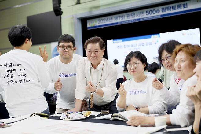 박승원 광명시장이 시민 500인 원탁토론회에 참여한 모습./사진제공=광명시