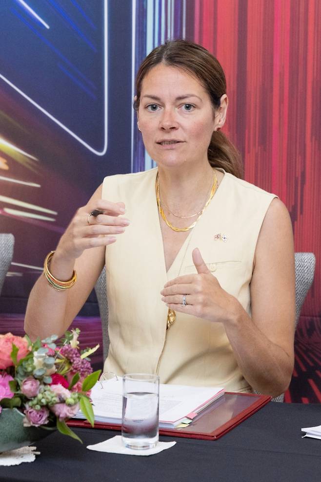 8일 서울 중구 주한영국대사관에서 한국 언론과 인터뷰를 진행한 포피 구스타프슨 영국 투자 부장관이 질문에 답변하고 있다./사진제공=주한영국대사관