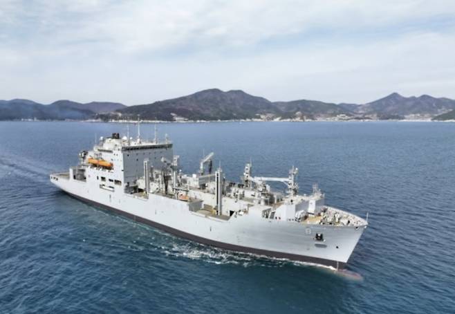 미국 해군 군수지원함인 ‘월리 쉬라’호가 함정 정비를 성공적으로 마치고 출항하고 있다.