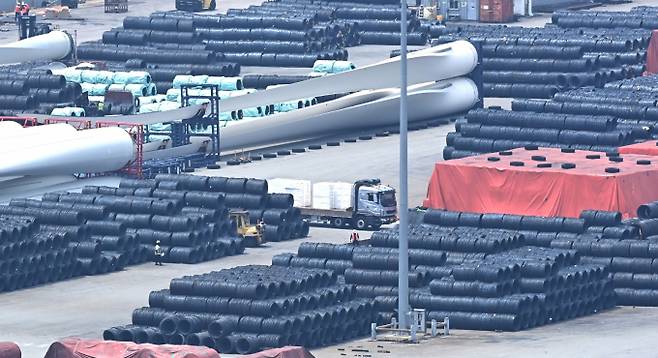 미국의 관세 부과 조치 등의 여파로 삼성전자와 LG전자의 2분기 실적이 둔화됐다. 사진은 경기 평택시 포승읍 평택항 야적장에 철강제품이 쌓여있는 모습. / 사진=뉴시스 김종택 기자 /사진=김종택