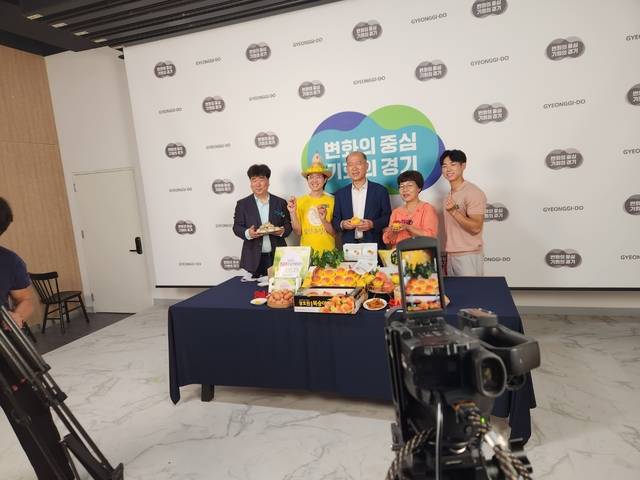 8일 경기 수원시 영통구 일원 경기도청 지하1층 제2스튜디오에서 열린 마켓경기 라이브커머스에 앞서 최창수 경기도농수산진흥원장과 판매자, 쇼호스트 등이 제품을 들고 포즈를 취하고 있다. 박성훈 기자