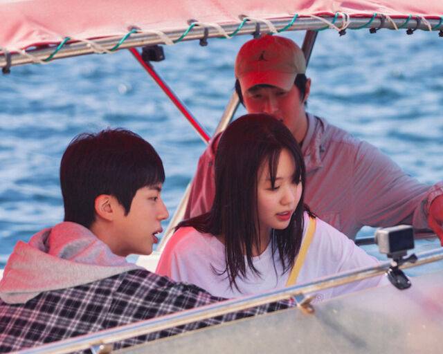 기안84가 진, 지예은과 배를 타고 울릉도에 있는 '기안장'으로 이동하고 있다. / 넷플릭스 '대환장 기안장' 캡처