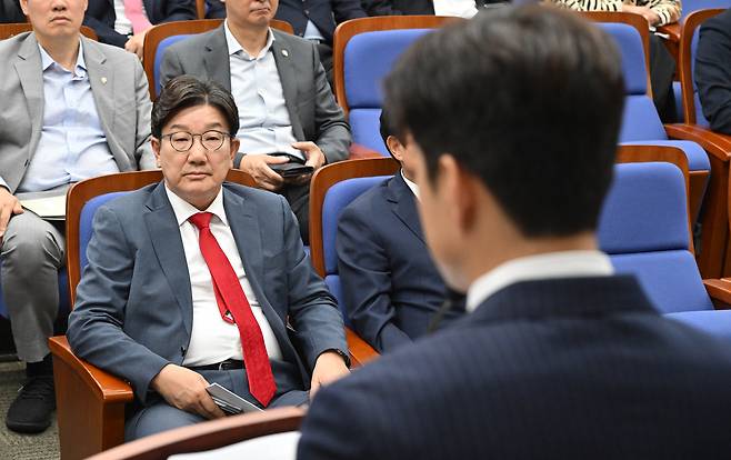 권성동 당시 국민의힘 원내대표가 지난달 9일 국회에서 열린 의원총회에 참석해 김용태 당시 비상대책위원장 발언을 듣고 있다. 임세준 기자