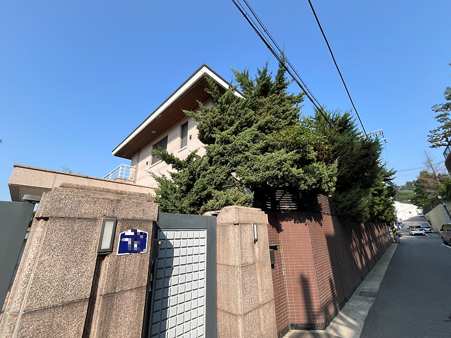 삼성가(家) 홍라희 리움미술관 명예관장, 이재용 삼성전자 회장, 이부진 호텔신라 사장, 이서현 삼성물산 사장이 매도한 서울 용산구 이태원동의 단독주택 모습 윤성현 기자