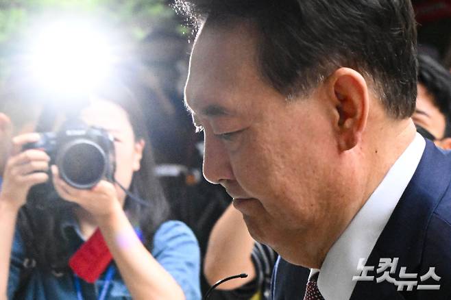 윤석열 전 대통령이 3일 서울 서초구 서울중앙지방법원에서 열린 내란 우두머리 혐의·직권남용 권리행사 방해 혐의 사건 9차 공판에 출석하고 있다. 류영주 기자