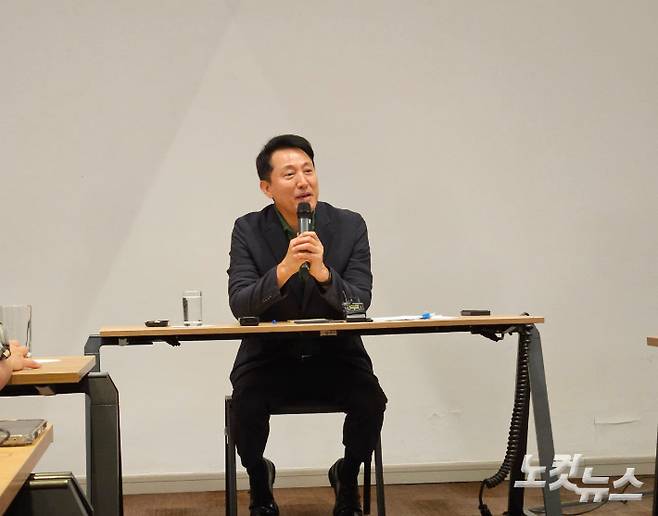 5일 이태리 밀라노에서 기자간담회를 하고 있는 오세훈 서울시장. 권민철 기자