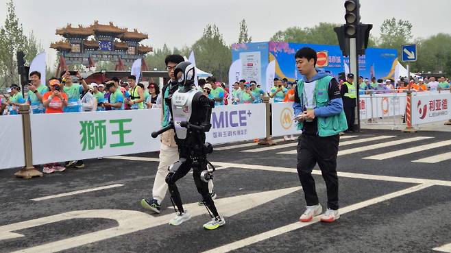 지난 4월 베이징에서 열린 세계 최초 하프마라톤 대회. 임진수 베이징 특파원