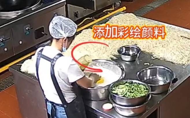 식용이 불가능한 물감을 반죽에 넣고 있는 급식실 직원. 웨이보 캡처