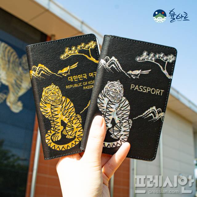 ▲율아트_작호도 민화 여권지갑ⓒ강진군