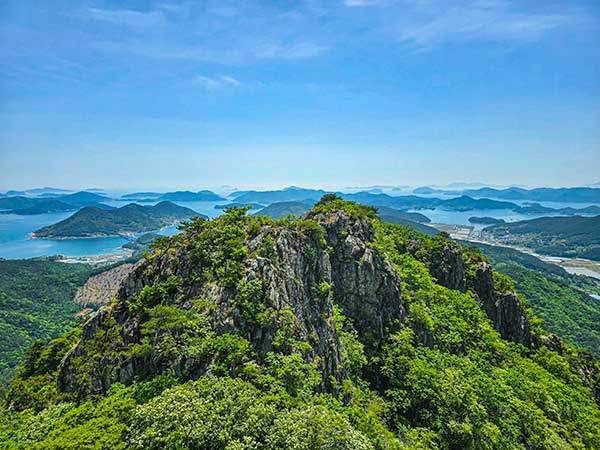 산방산 남쪽 암봉 너머로 펼쳐진 한려수도.