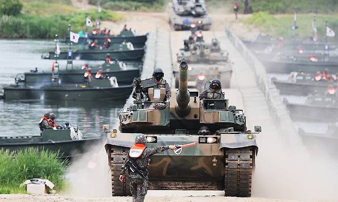 육군 K-2 전차가 야외기동훈련 중 공병이 설치한 부교를 건너고 있다. 세계일보 자료사진
