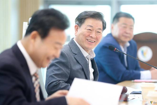 박승원 광명시장이 회의 중 환하게 웃고 있다. 광명시 제공