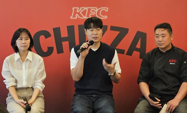 지난 3일 오후 서울 광진구 KFC건대입구역점에서 열린 ‘켄치짜 출시 기자간담회’. 왼쪽부터 백민정 KFC마케팅담당 이사, 최현석 셰프, 전영욱 KFC R&D센터 팀장.