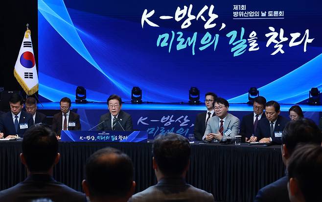 이재명 대통령이 8일 서울 그랜드 하얏트 호텔에서 열린 방위산업의 날 토론회를 주재하고 있다. 연합뉴스