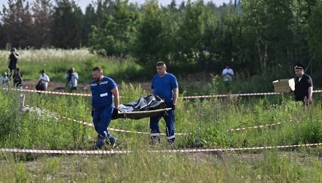 로만 스타로보이트(53) 러시아 전 교통장관이 7일 자신의 테슬라 차 안에서 숨진 채 발견됐다. 시신을 수습 중인 러시아 연방수사위원회 요원들. AP 연합뉴스