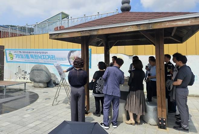 전라남도 남도음식거리 조성 실사단이 영암군 독천낙지거리를 방문해 현장평가를 하고 있다.