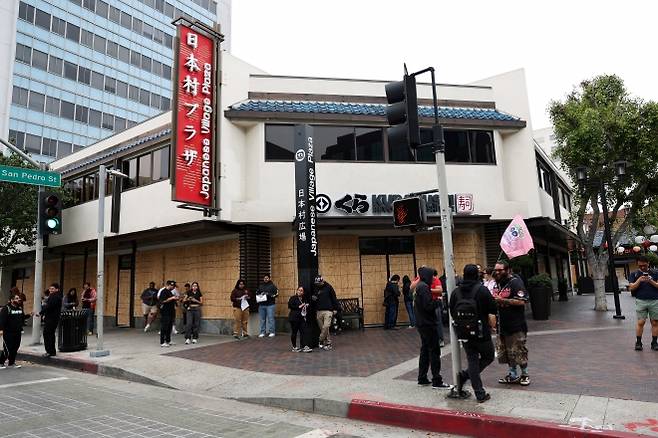 미국 캘리포니아주 로스앤젤레스(LA) 도심 인근 리틀 도쿄 지역에서 사람들이 인기 게임 ‘포켓몬 고’를 플레이하고 있다. 사진은 기사 내용과 무관함. 2025.6.14 로이터 연합뉴스