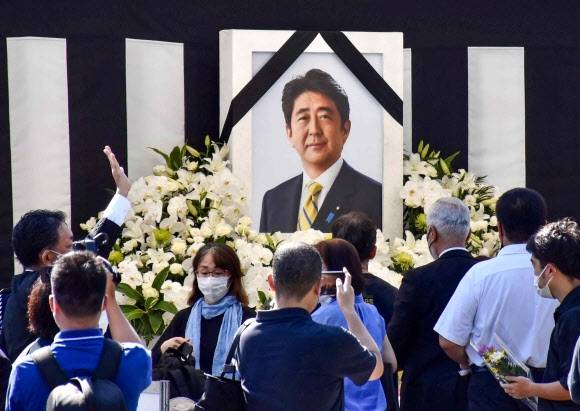 2022년 7월 8일 참의원 선거 유세 중 총에 맞아 숨진 아베 신조 전 일본 총리의 국장(國葬)이 사후 81일 만에 도쿄 지요다구 일본 무도관(니혼 부도칸)에서 치러지고 있다. 타스 연합뉴스