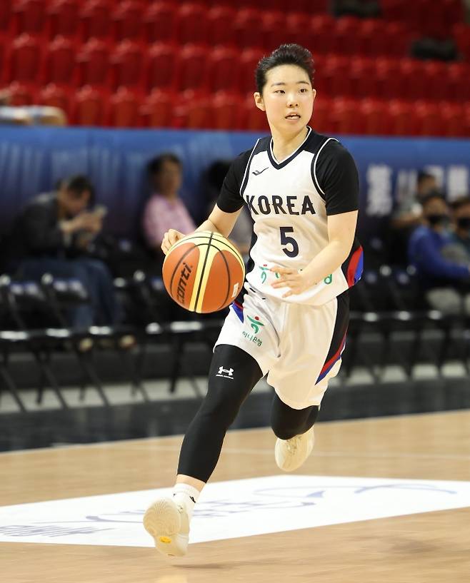 한국 여자농구 국가대표 허예은이 6일 대만 타이베이 허핑농구체육관에서 열린 2025 존스컵 5차전 태국과의 경기에서 드리블하고 있다. 대만농구협회 제공
