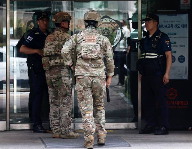 7일 광주 광산구 광주여대 평생교육원에 폭발물이 설치됐다는 의심 신고가 접수돼 공군 폭발물 처리반이 수색하고 있다. 연합뉴스