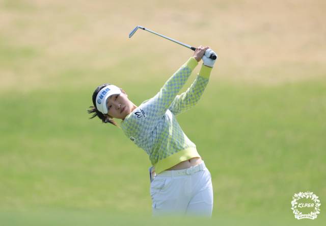 아이언 샷을 하고 있는 유현조. 사진 제공=KLPGA