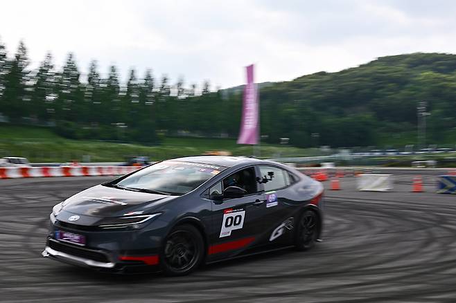 국가대표 윤여환이 프리우스 PHEV로 짐카나 주행을 펼치고 있다. 사진: 김학수 기자